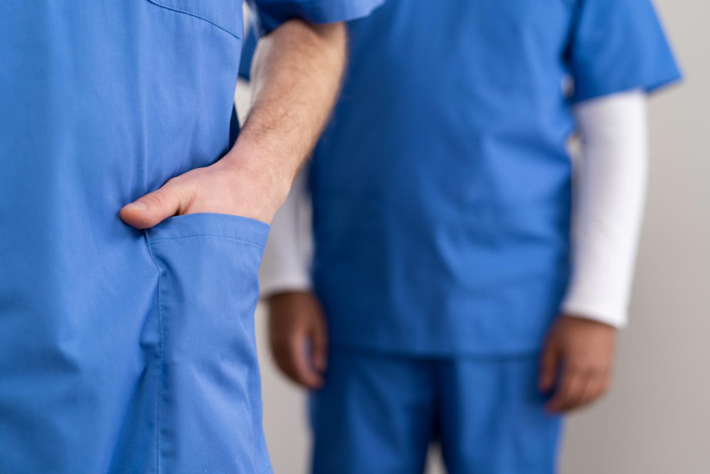 3. Brancardier - uniforme medicale, oameni