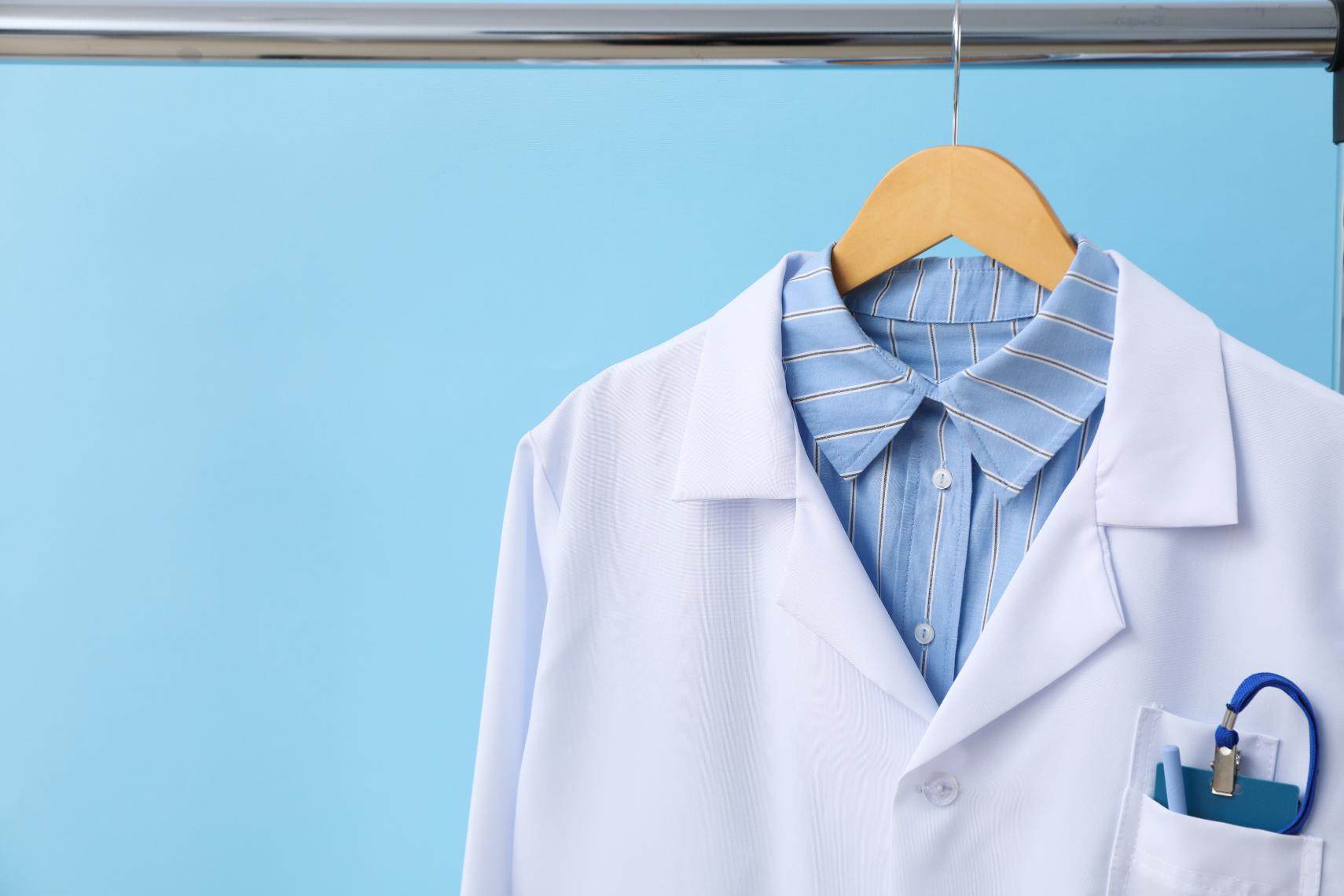 5. Farmacist - uniformă medicală, cămașă albastră