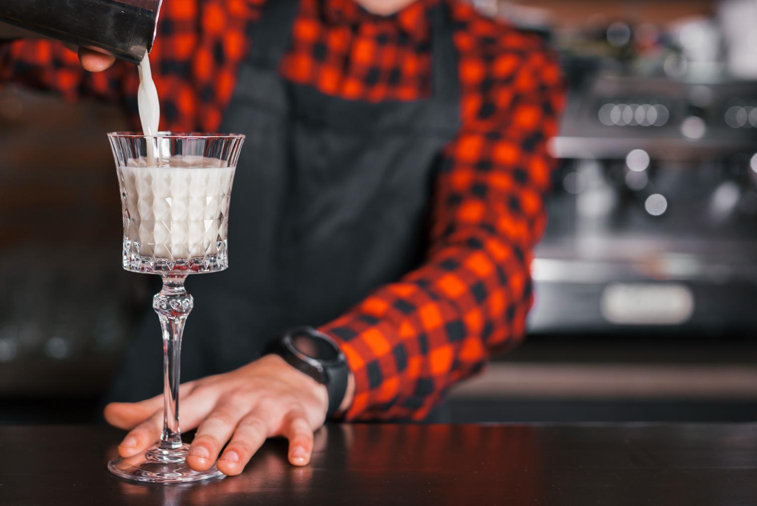 1. Atribuții barman - barman, cămașă roșu cu negru, șorț