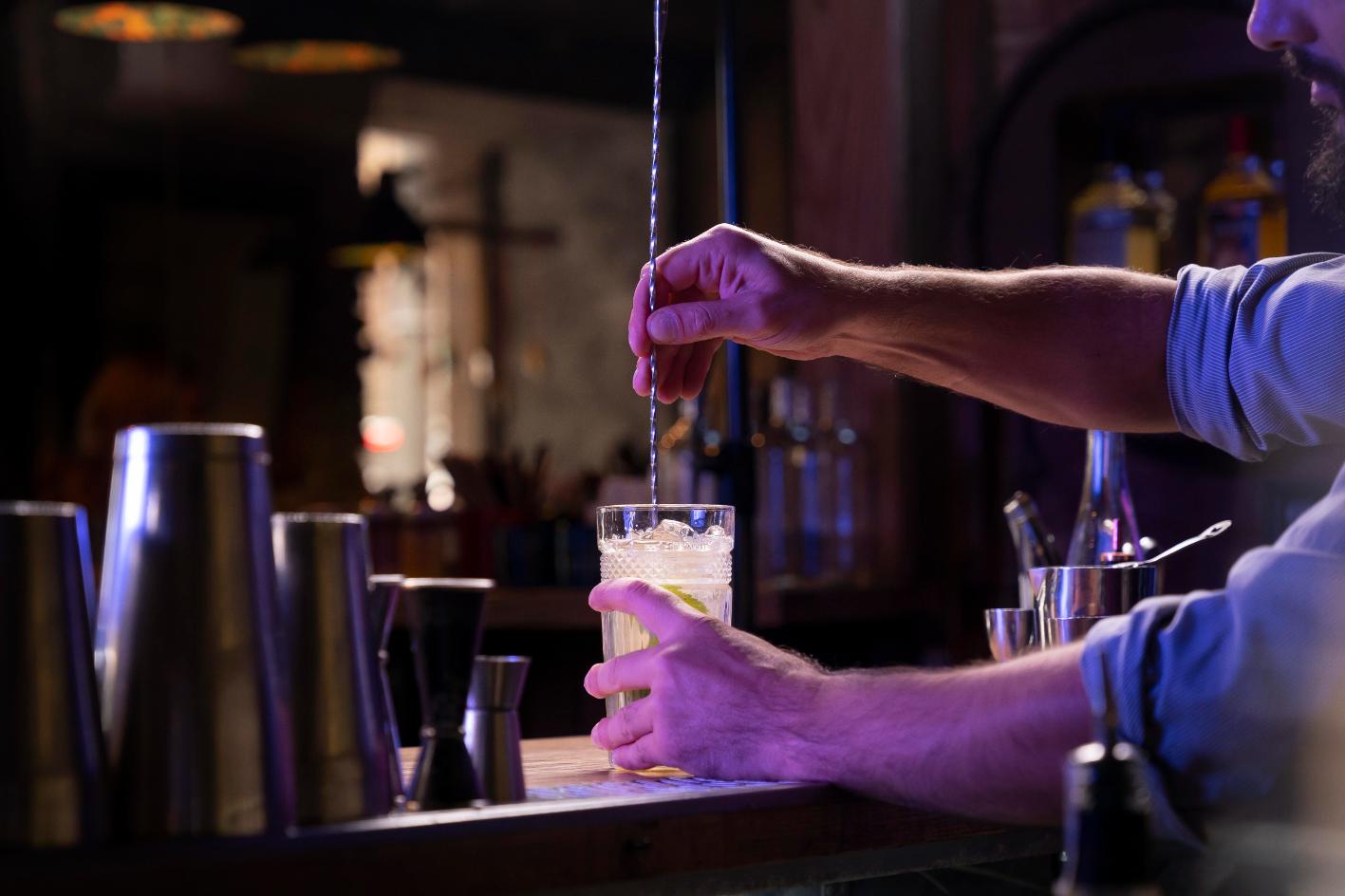 2. Meseria de barman - barman, pahar, bar