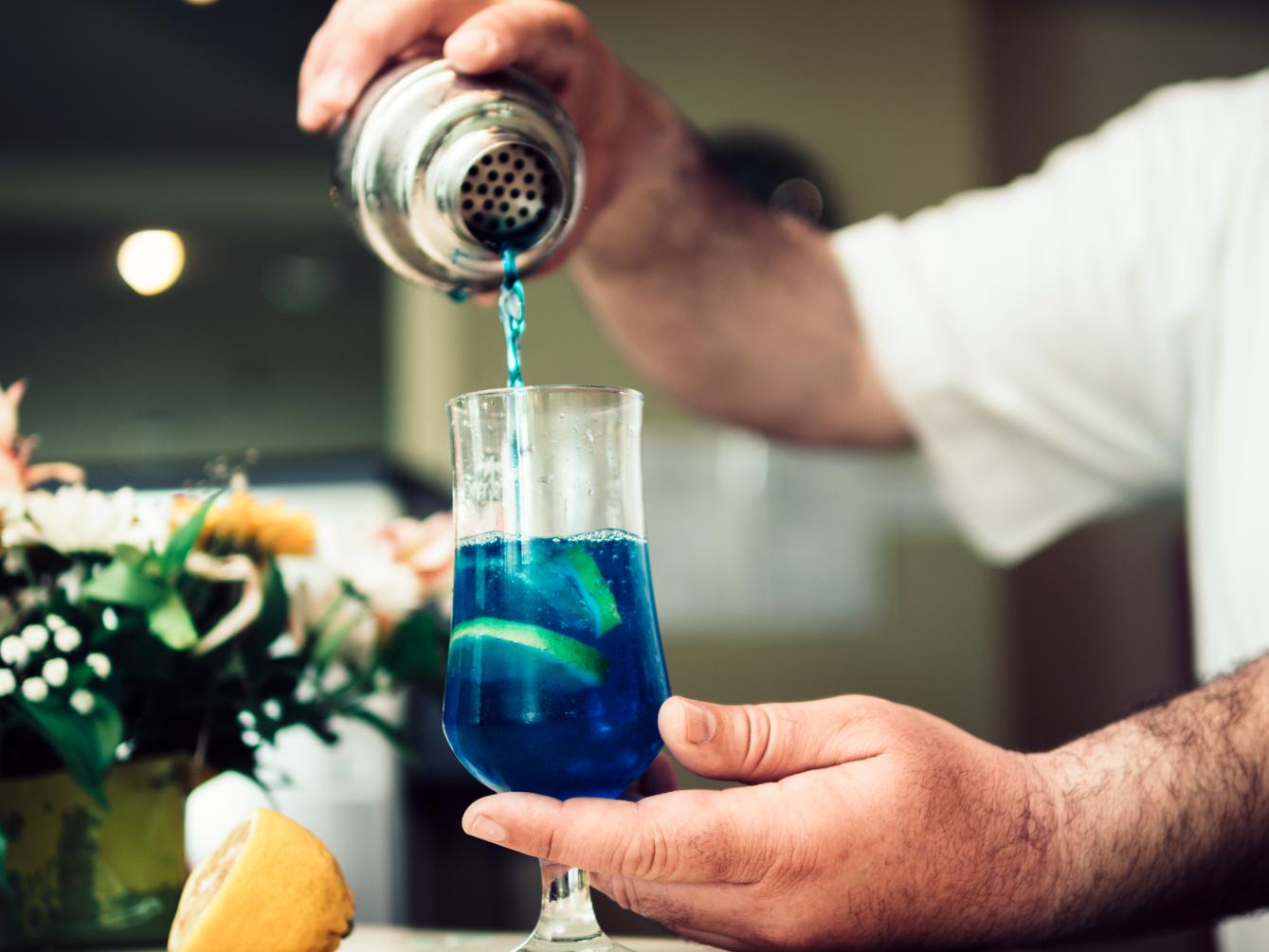 2. Meseria de barman - cocktail, tricou albastru, mână