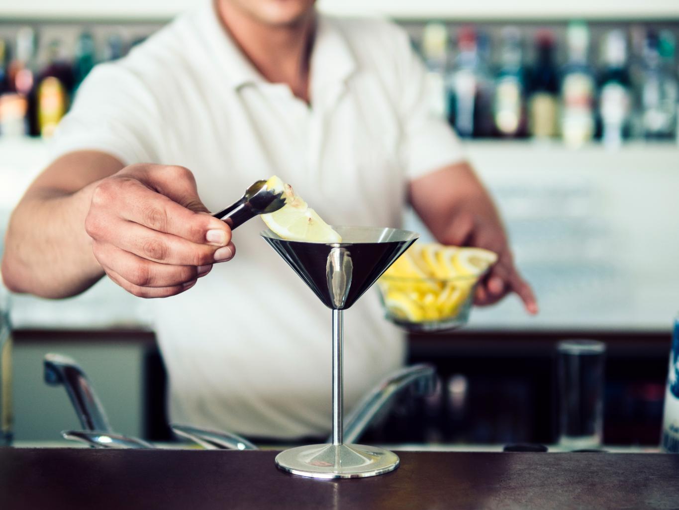 3. Barman program - barman, pahar cu picior, sticle