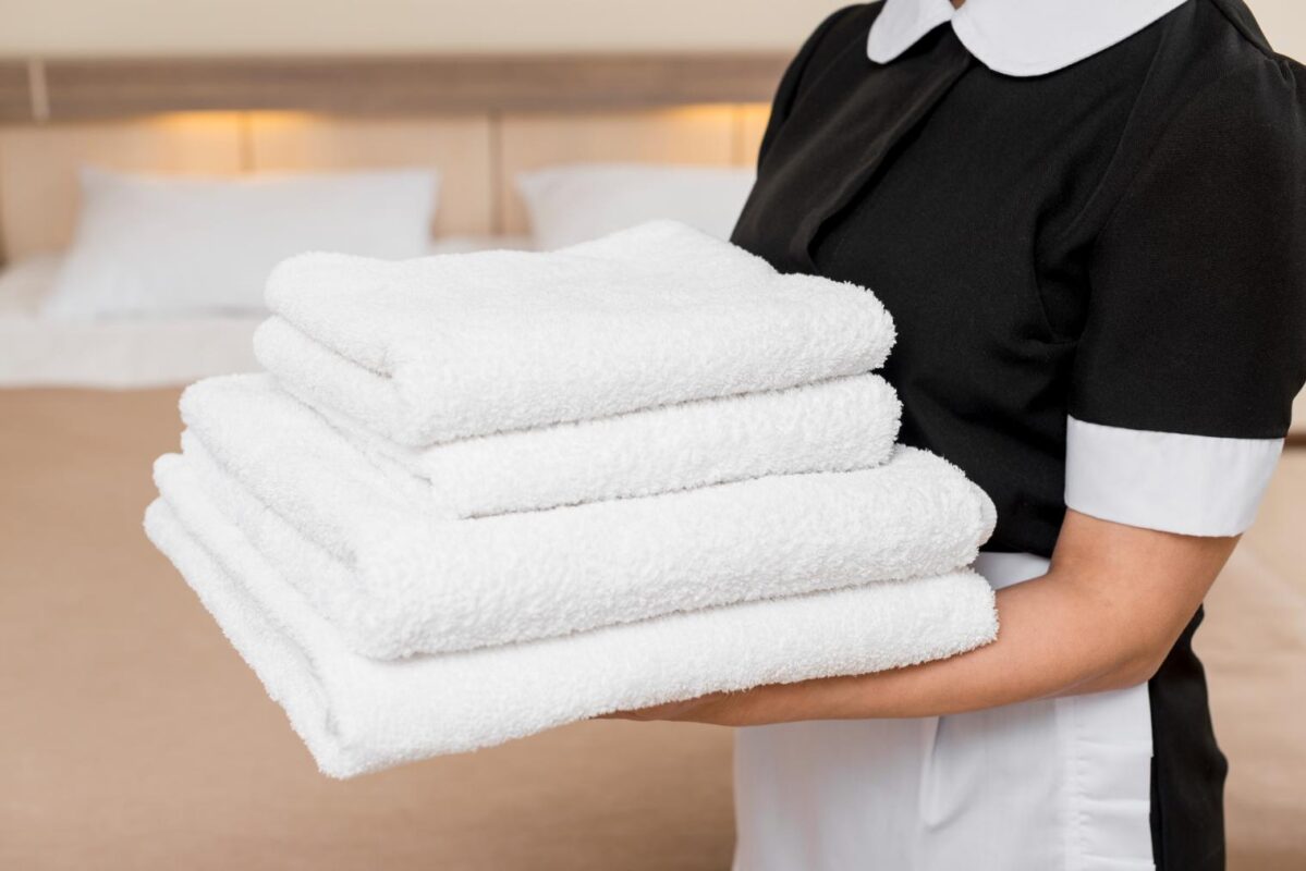 Ce face o cameristă la hotel - atribuții, rol profesional și influența asupra oaspeților