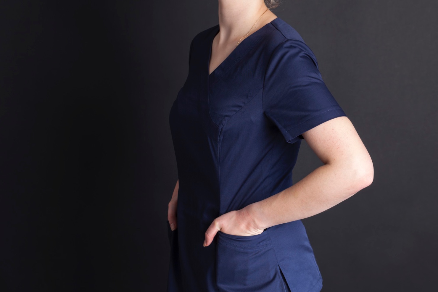 Îngrijirea și întreținerea uniformelor și hainelor confecționate din lyocell (fotografie cu o femeie care poarta o uniforma personalizata din lyocell)
