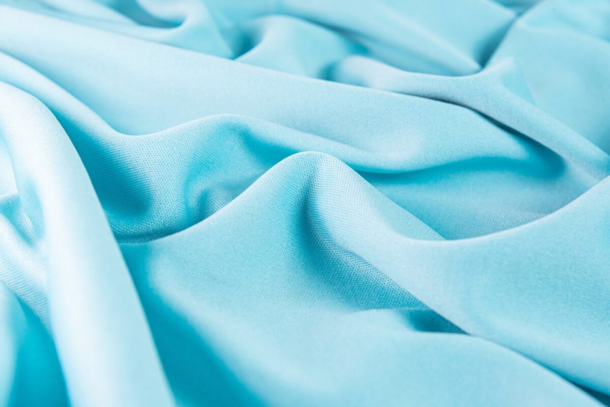 Lyocell (close-up cu o bucata de lyocell de culoare baby blue)